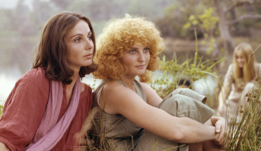 Uma Canta, a Outra Não